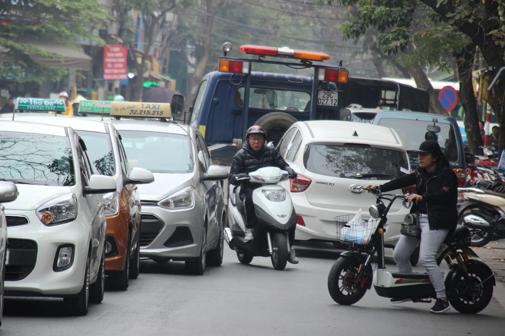 Công an Hà Nội cẩu xe, phạt người vứt rác trên vỉa hè ảnh 12