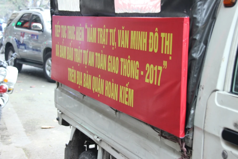 Công an Hà Nội cẩu xe, phạt người vứt rác trên vỉa hè ảnh 14