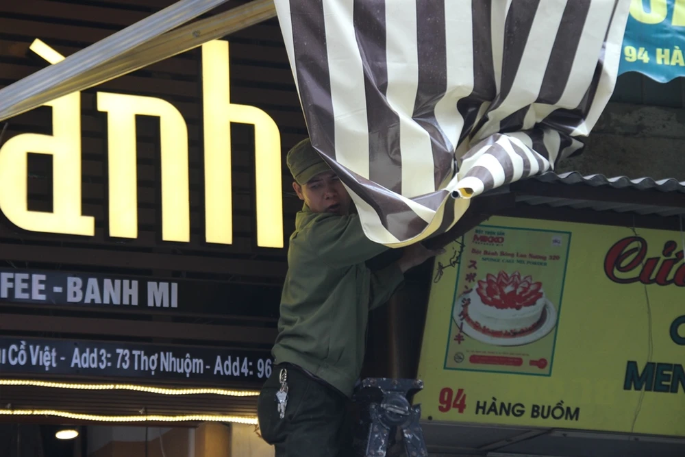 Công an Hà Nội cẩu xe, phạt người vứt rác trên vỉa hè ảnh 2