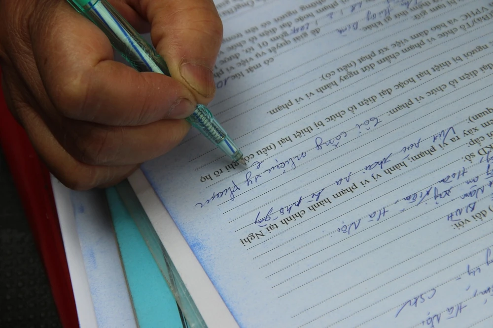 Công an Hà Nội cẩu xe, phạt người vứt rác trên vỉa hè ảnh 5