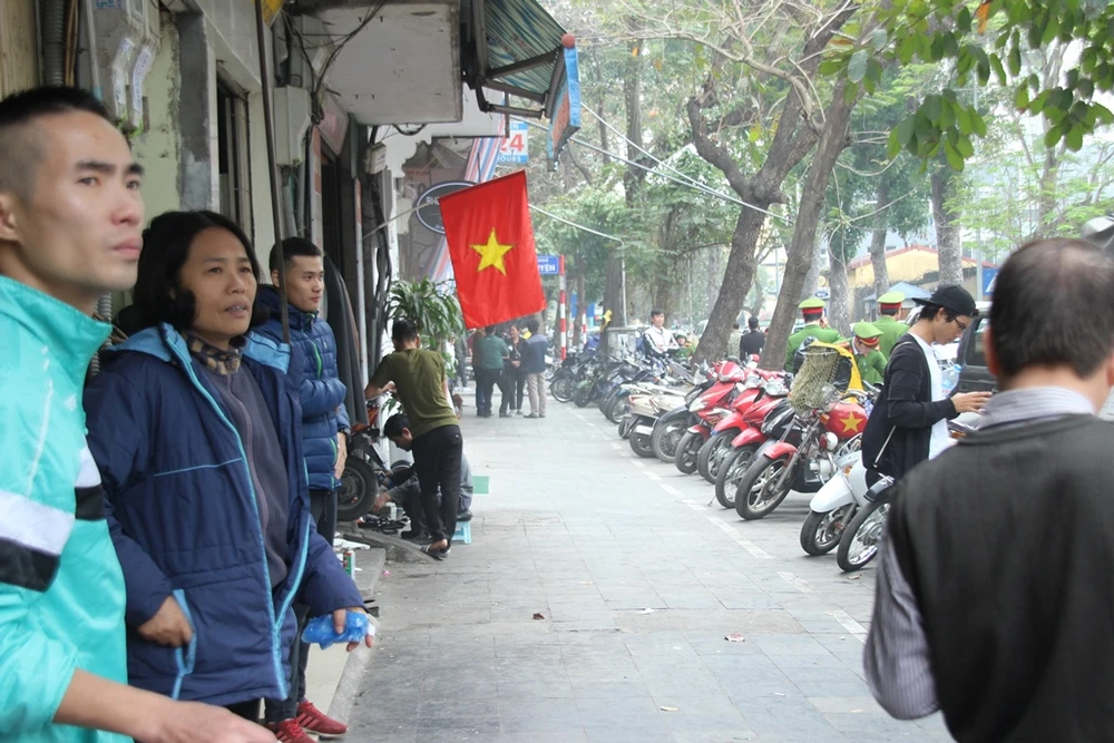 Công an Hà Nội cẩu xe, phạt người vứt rác trên vỉa hè ảnh 6