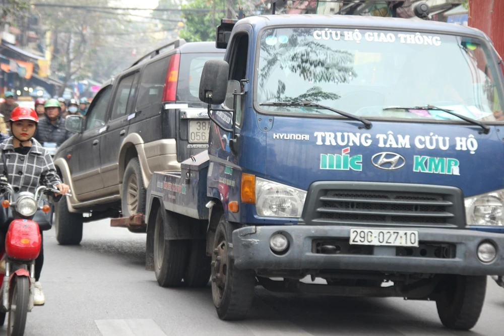 Công an Hà Nội cẩu xe, phạt người vứt rác trên vỉa hè ảnh 8