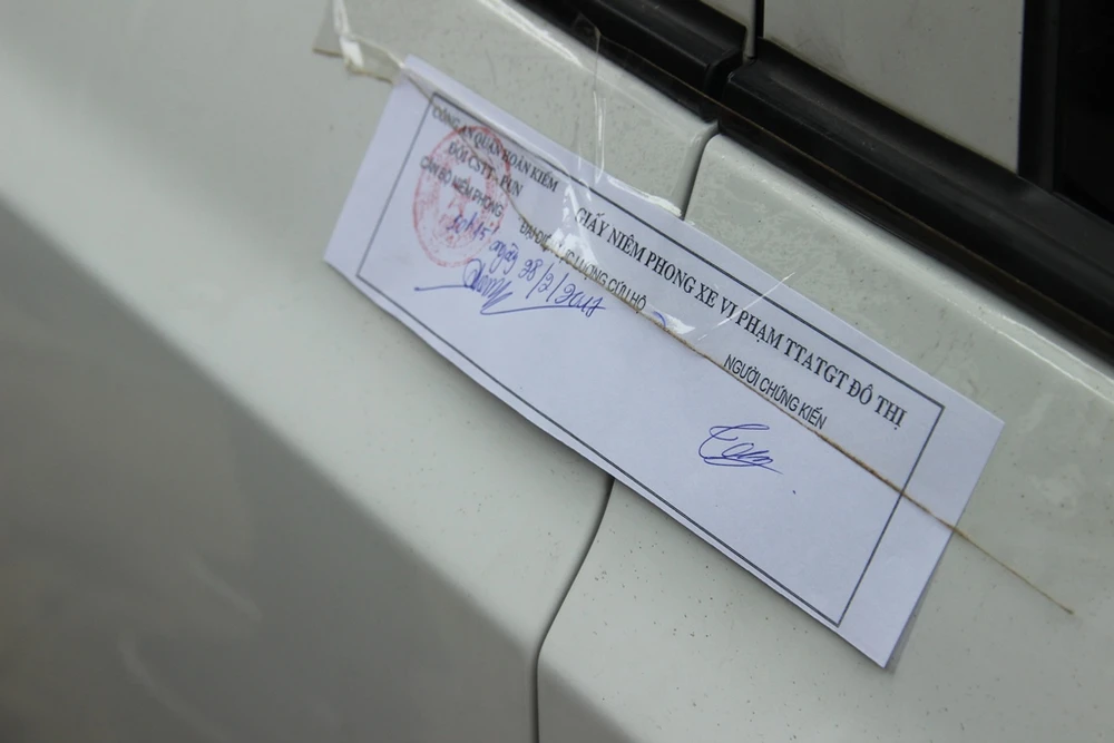 Công an Hà Nội cẩu xe, phạt người vứt rác trên vỉa hè ảnh 9