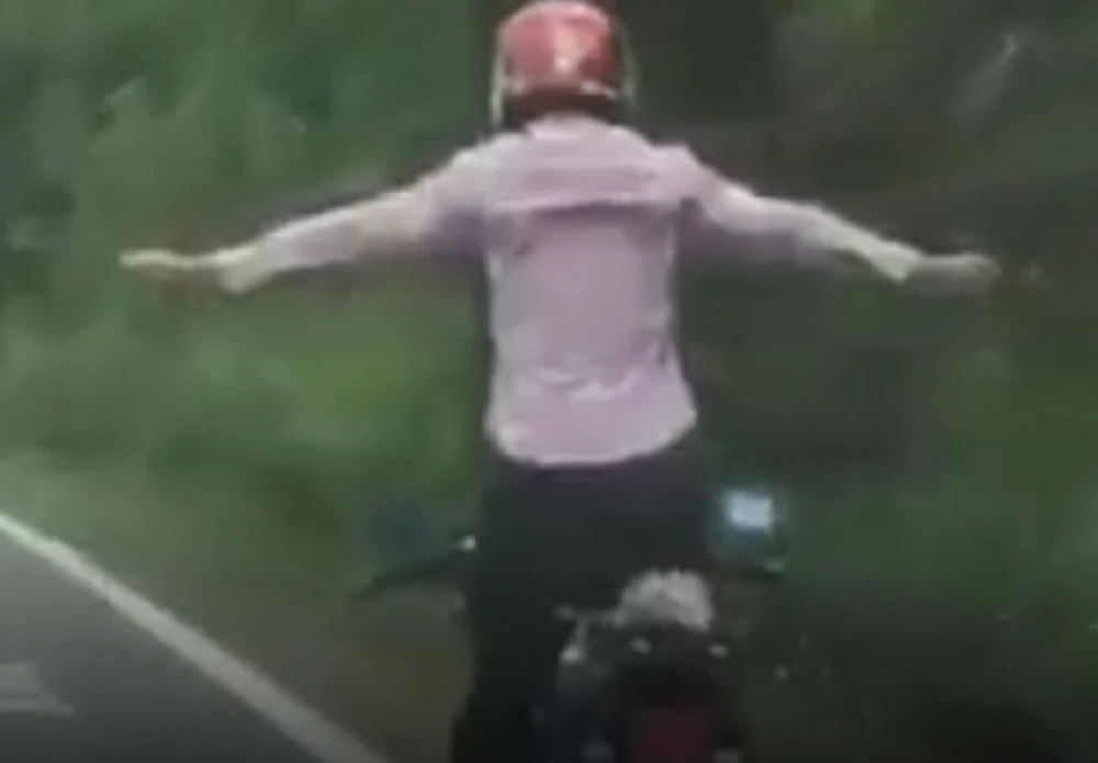 Buông cả hai tay khi đang điều khiển xe