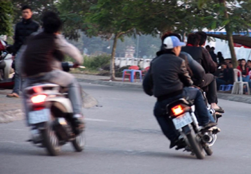 Điều khiển xe lạng lách hoặc đánh võng 