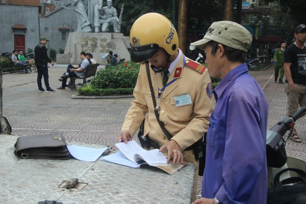 Dừng xích lô hút thuốc lào, bị phạt 70.000 đồng ảnh 3