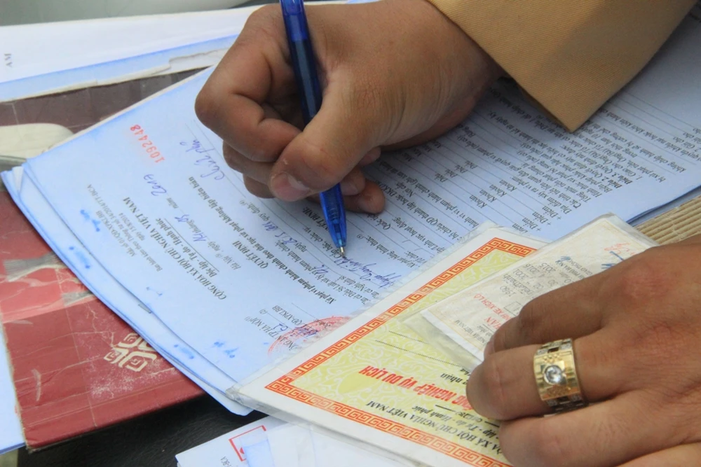 Dừng xích lô hút thuốc lào, bị phạt 70.000 đồng ảnh 4