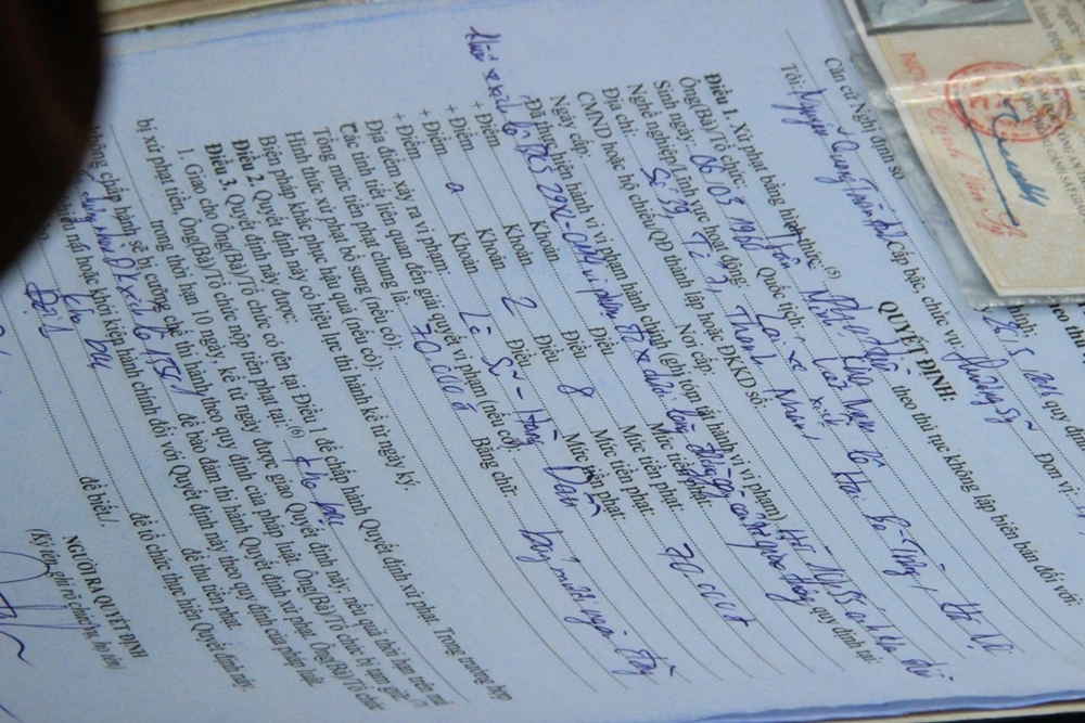Dừng xích lô hút thuốc lào, bị phạt 70.000 đồng ảnh 7