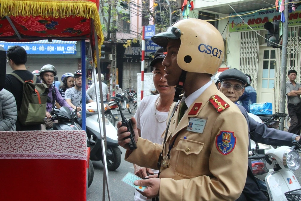 Dừng xích lô hút thuốc lào, bị phạt 70.000 đồng ảnh 1