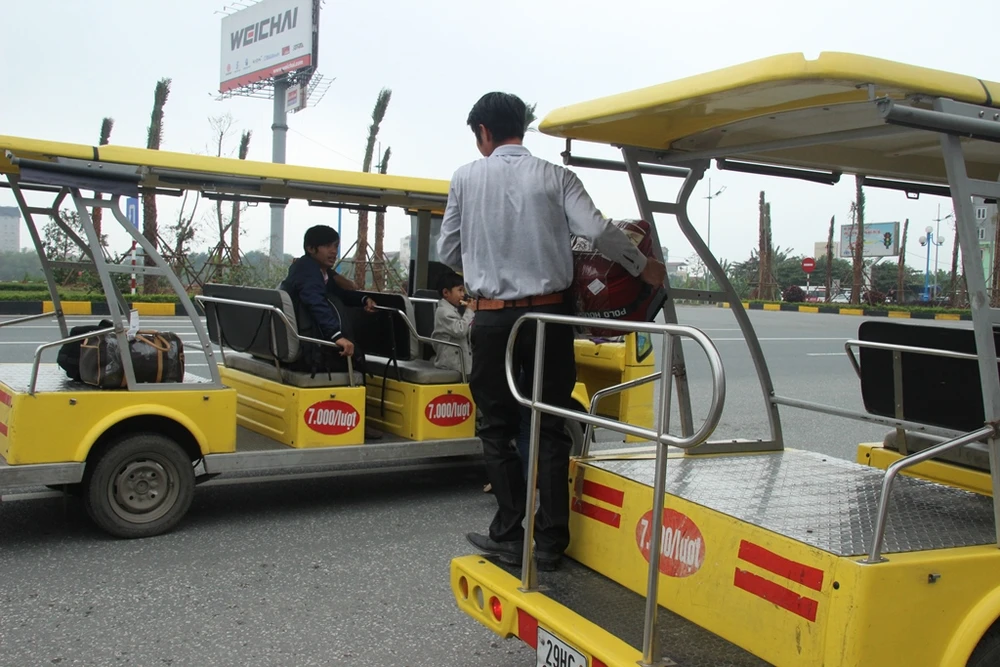 Xử phạt xe điện, khách nháo nhào bắt taxi ảnh 11