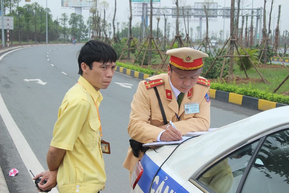 Xử phạt xe điện, khách nháo nhào bắt taxi ảnh 6