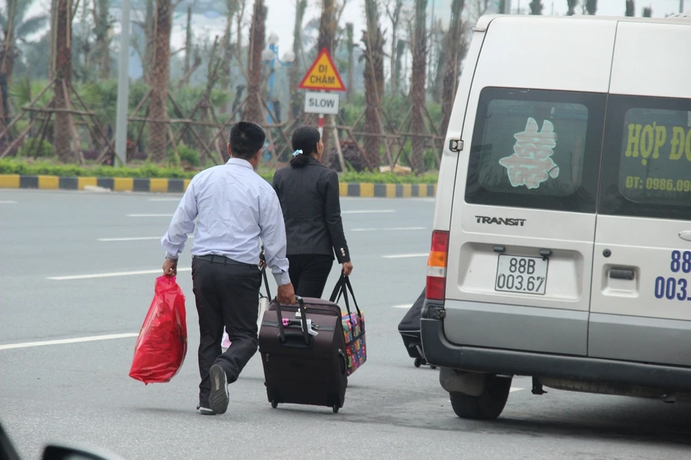 Xử phạt xe điện, khách nháo nhào bắt taxi ảnh 10