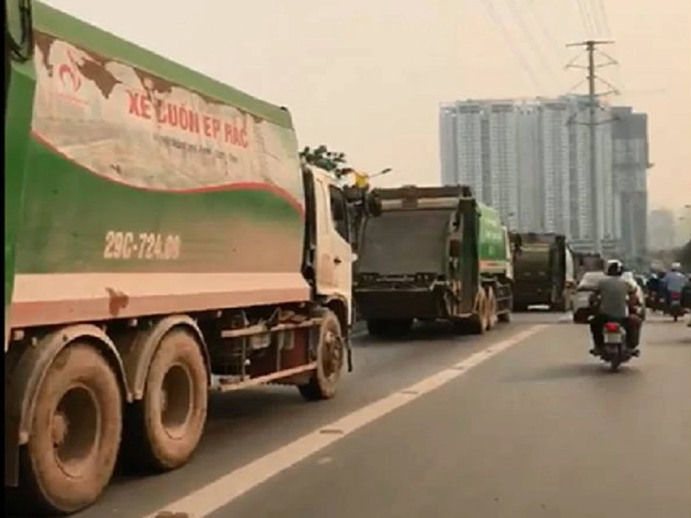 4 xe chở rác chạy vô làn xe buýt nhanh ảnh 1 4 xe chở rác chạy vô làn xe buýt nhanh ảnh 1