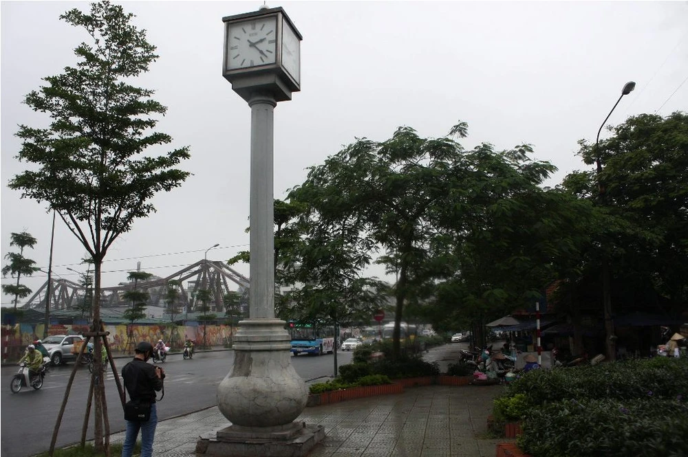 Đồng hồ 'khủng' kỷ niệm 1.000 năm Thăng Long bị hỏng ảnh 1 Đồng hồ 'khủng' kỷ niệm 1.000 năm Thăng Long bị hỏng ảnh 1