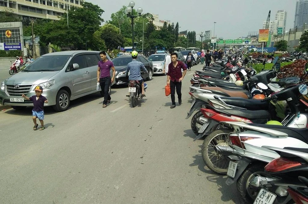Một làn đường Cầu Giấy bị "phong tỏa" để làm bãi giữ xe