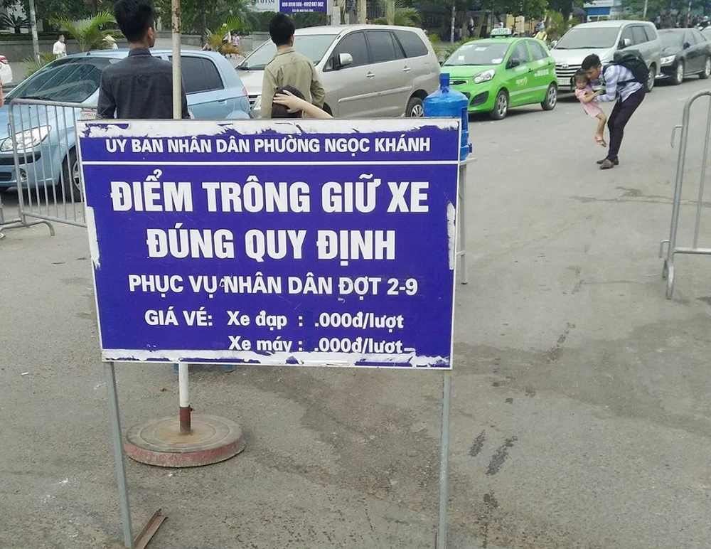 Biển đề chữ thu đúng giá quy định nhưng vẫn "chặt chém" người gửi