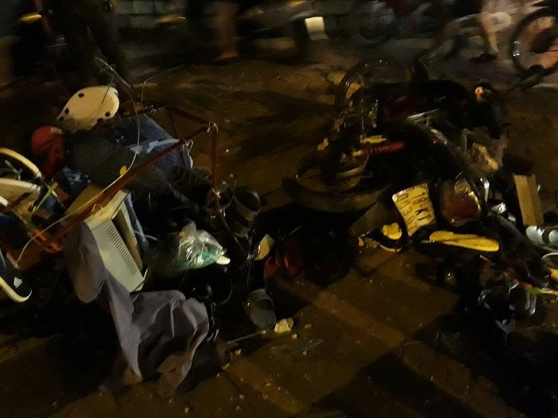 Ô tô tông đổ cột điện và xe máy rồi lật ngửa giữa đường ảnh 4