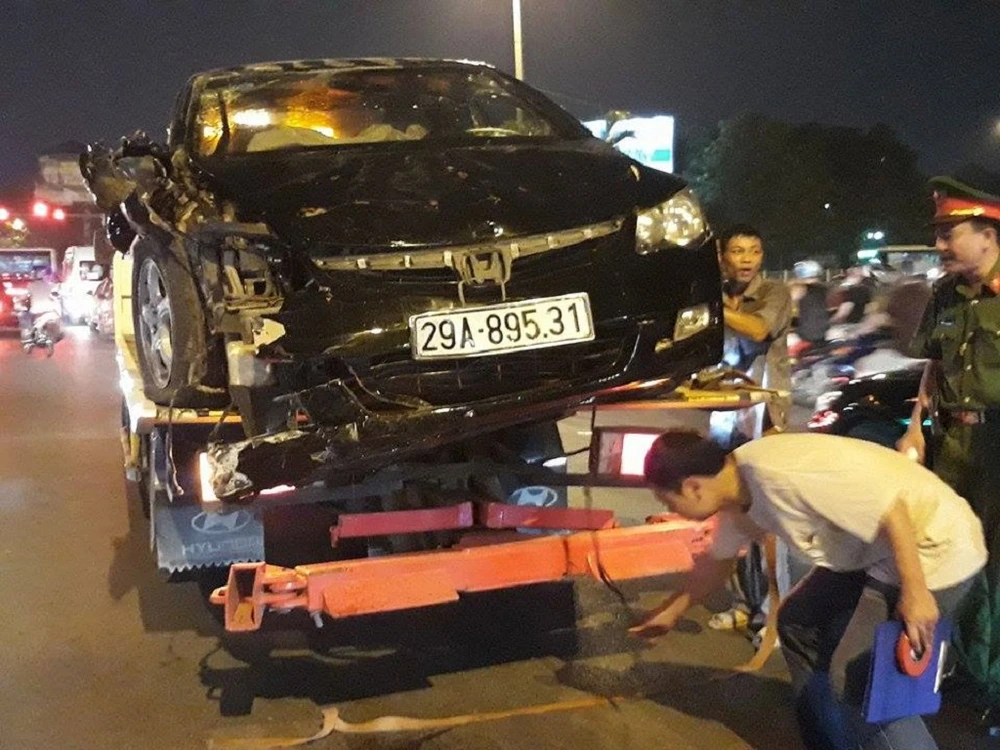 Ô tô tông đổ cột điện và xe máy rồi lật ngửa giữa đường ảnh 8