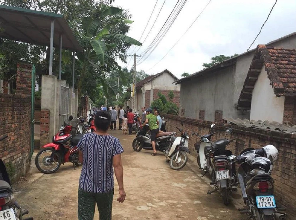 Hốt hoảng phát hiện 2 cha con nằm gục trên vũng máu ảnh 1