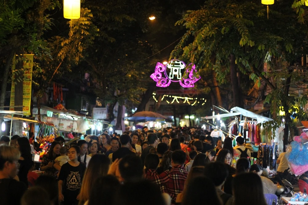 Trung thu là dịp 'chặt chém' của các bãi xe ở Hà Nội ảnh 1