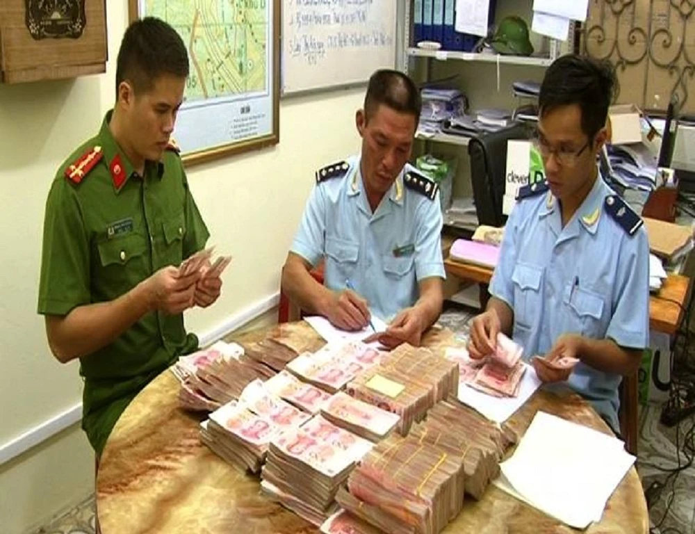 Bị kiểm tra, vứt lại thùng tiền gần 1 triệu tệ để chạy ảnh 1