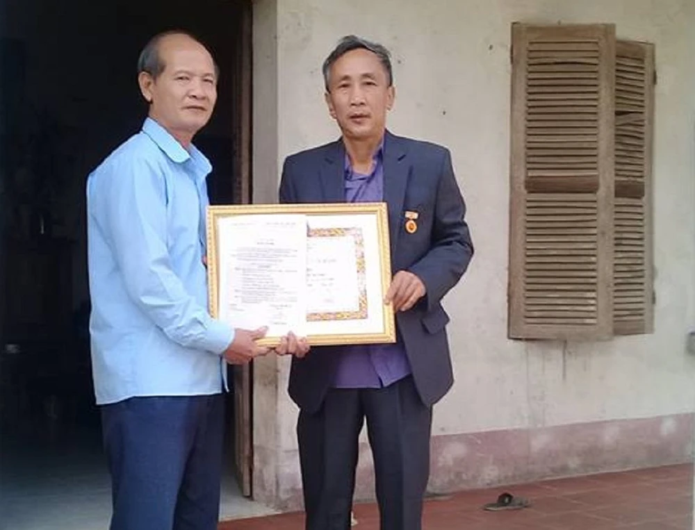 Ông Hàn Đức Long nhận huy hiệu 30 năm tuổi Đảng