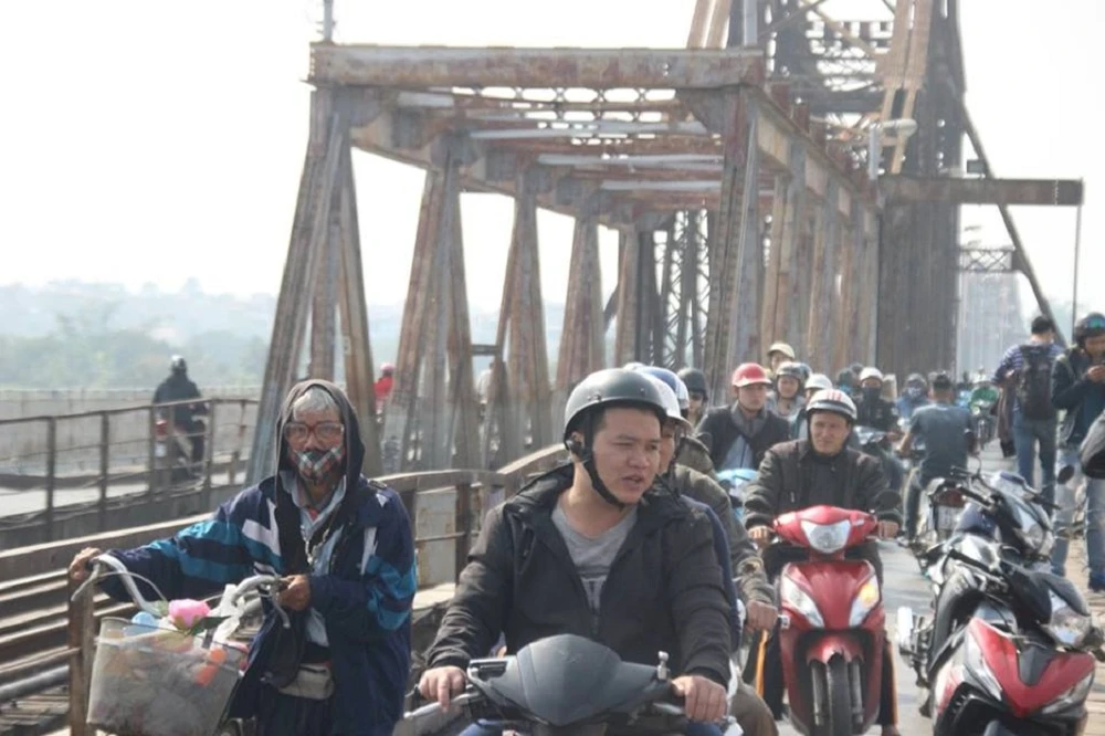 Người nhái lặn vớt bom ở cầu Long Biên ảnh 4