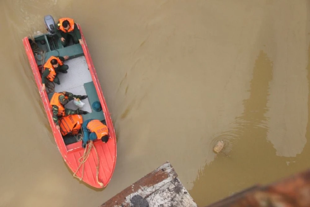 Người nhái lặn vớt bom ở cầu Long Biên ảnh 2