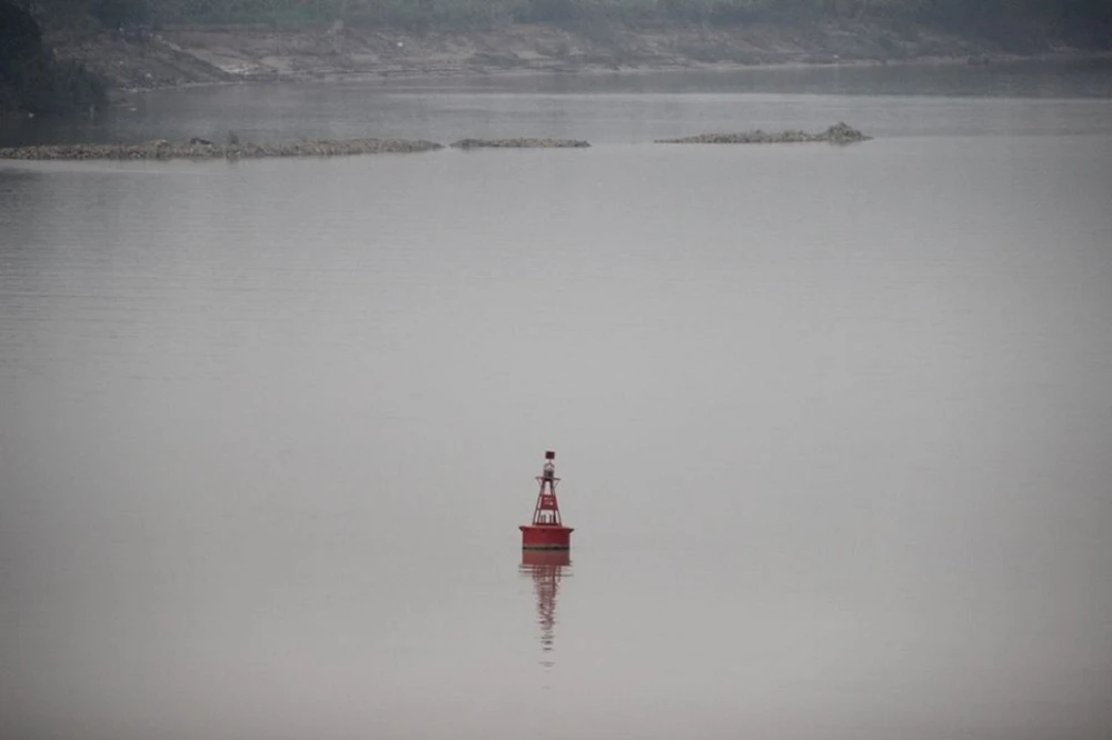 Người nhái lặn vớt bom ở cầu Long Biên ảnh 1