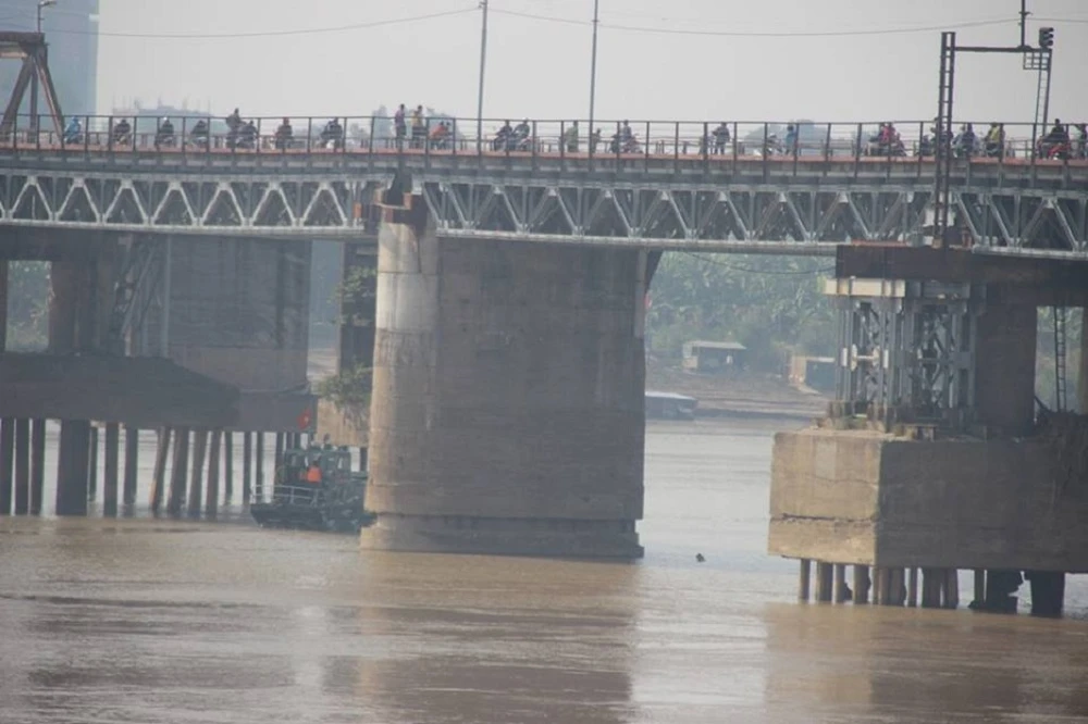 Người nhái lặn vớt bom ở cầu Long Biên ảnh 6