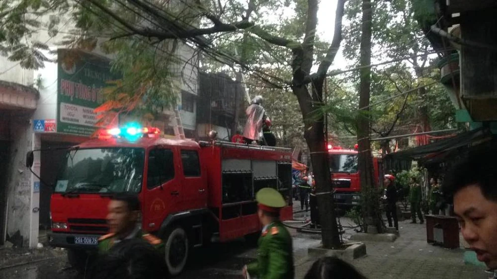 Cháy rực lầu 3, cảnh sát dùng vòi rồng dập lửa ảnh 9