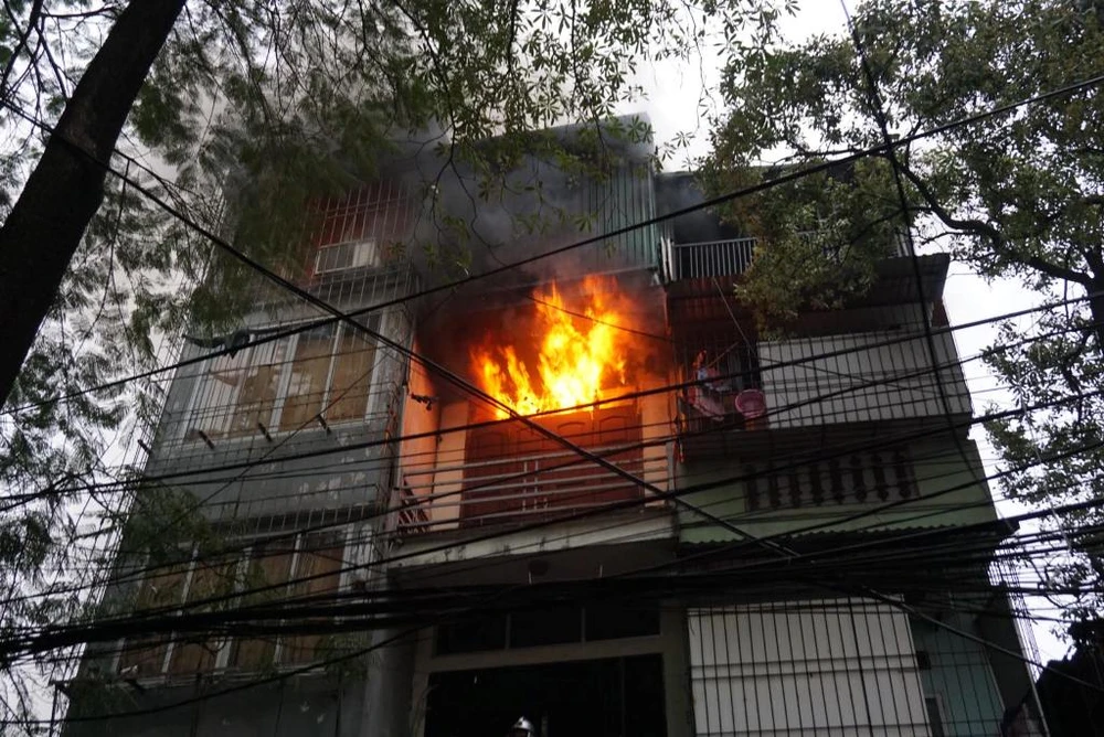 Cháy rực lầu 3, cảnh sát dùng vòi rồng dập lửa ảnh 1