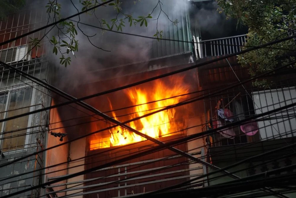 Cháy rực lầu 3, cảnh sát dùng vòi rồng dập lửa ảnh 3