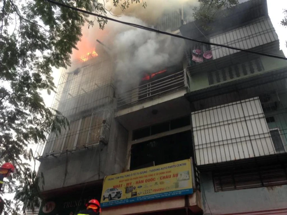 Cháy rực lầu 3, cảnh sát dùng vòi rồng dập lửa ảnh 6