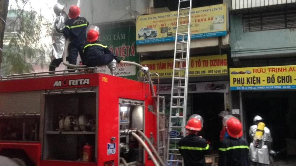 Cháy rực lầu 3, cảnh sát dùng vòi rồng dập lửa ảnh 7