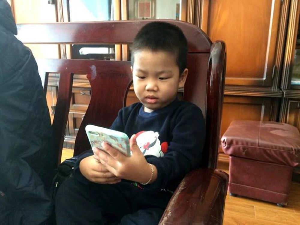 Bé trai bị bỏ lại qua đêm, không ai đến nhận ảnh 1