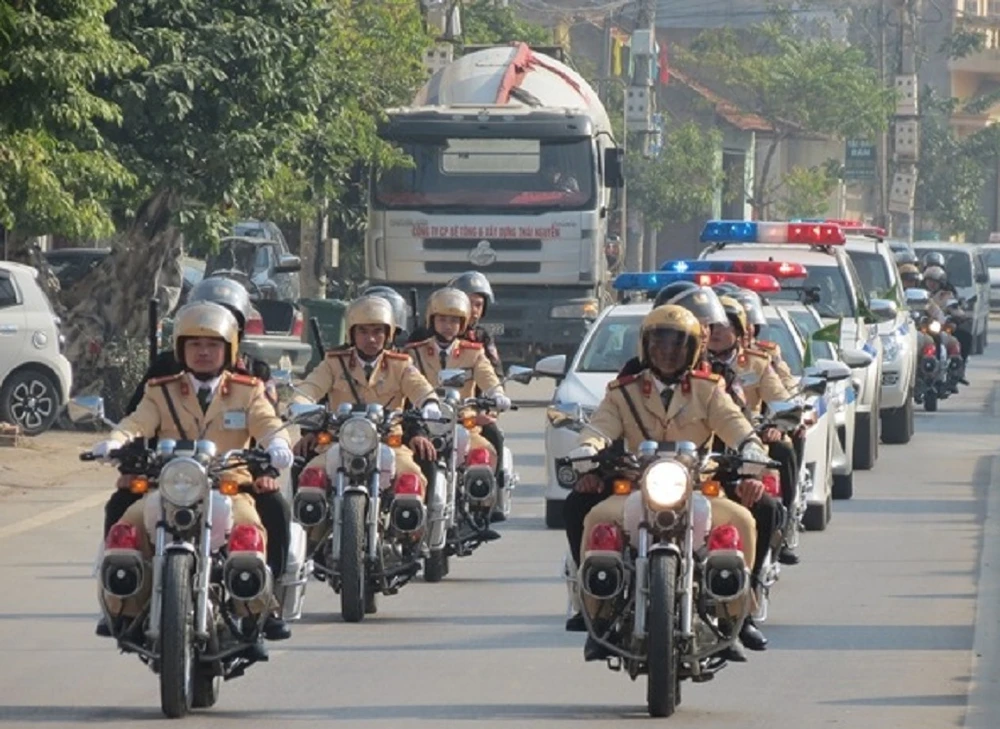 Huy động hơn 200 CSGT xử lý vi phạm trên quốc lộ 1A ảnh 1