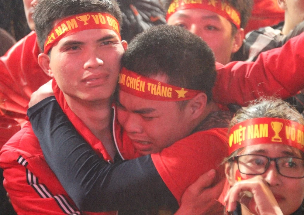 Họ ôm lấy nhau để chia sẻ sự tiếc nuối, tiếc vì U-23 Việt Nam đã không thể giành ngôi vị quán quân.