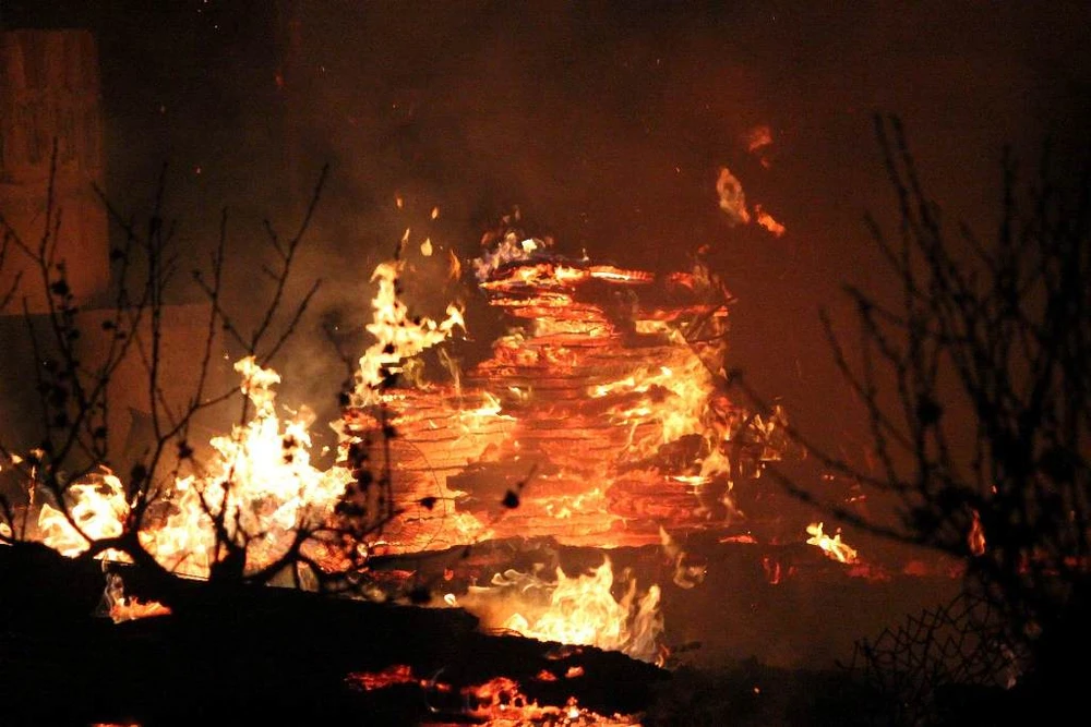 Nhà xưởng bốc cháy khủng khiếp trong đêm lạnh giá ảnh 1