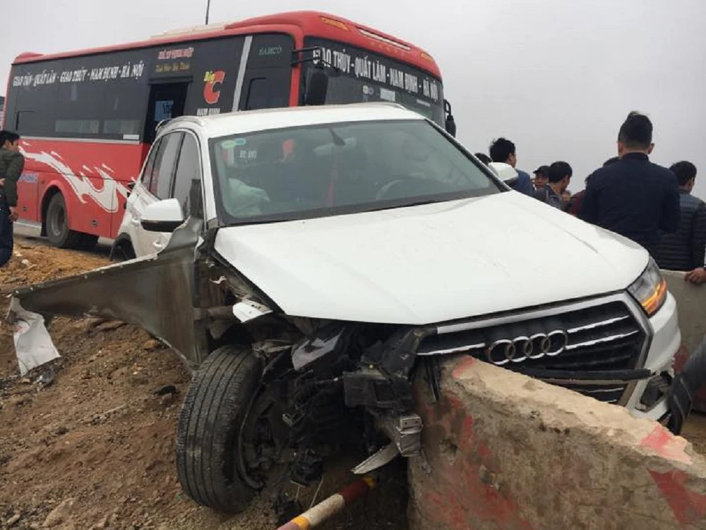 Tai nạn liên hoàn trên cao tốc, xe Audi bị tông nát ảnh 1