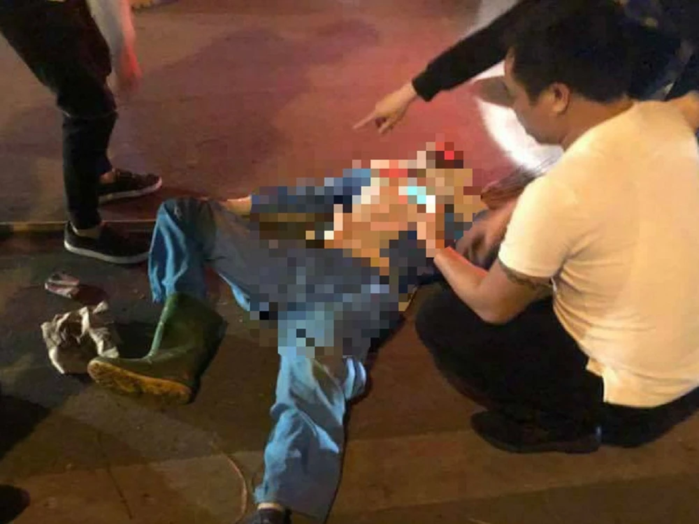 Say rượu tông công nhân quét rác nguy kịch ảnh 1