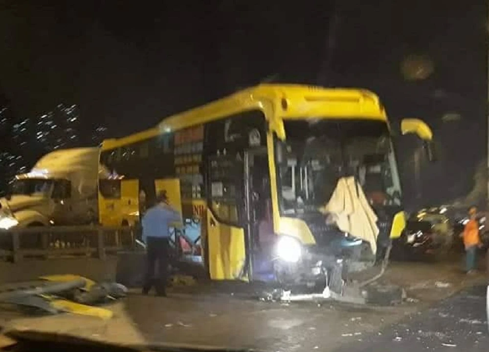 Xe khách mất lái nằm vắt vẻo trên lan can cầu ảnh 2 Xe khách mất lái nằm vắt vẻo trên lan can cầu ảnh 2