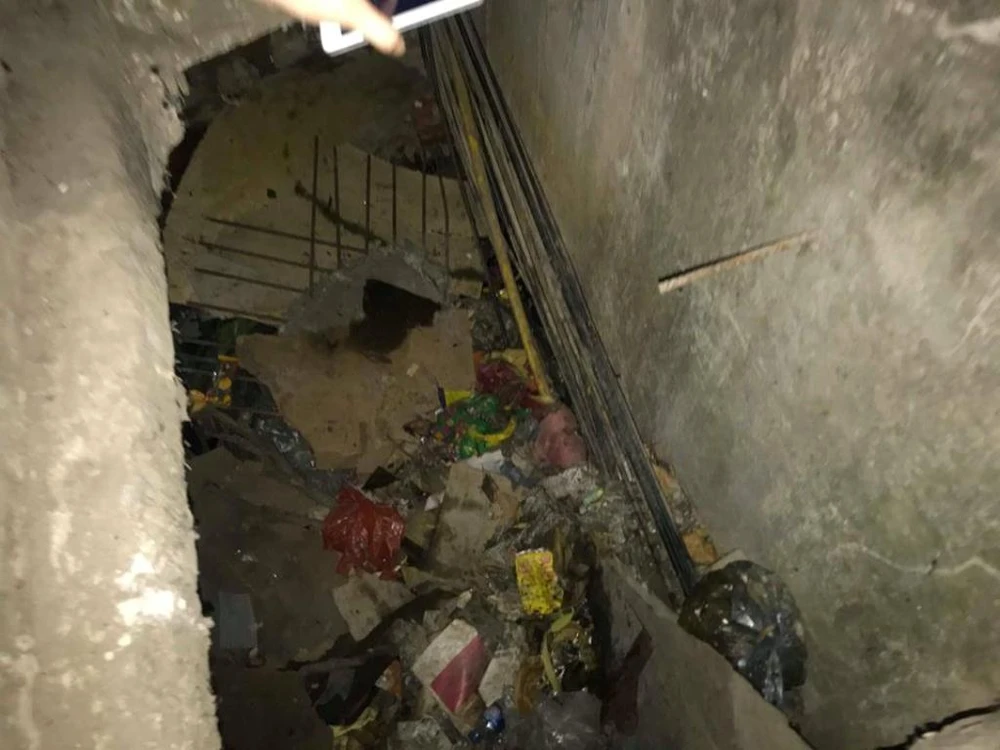 Đầu xe cắm vào 'hố tử thần', nạn nhân may mắn thoát nạn ảnh 3