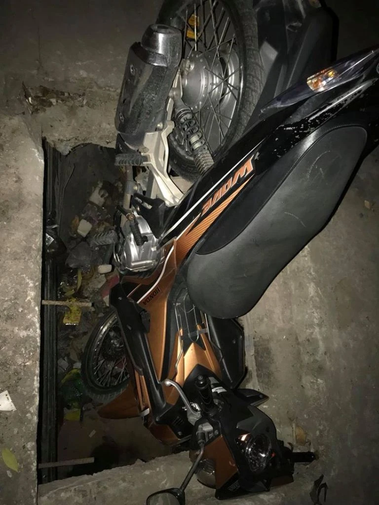 Đầu xe cắm vào 'hố tử thần', nạn nhân may mắn thoát nạn ảnh 2