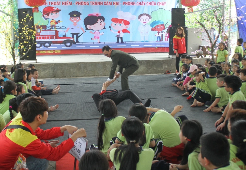 1.000 học sinh tròn mắt xem công an múa võ ảnh 2