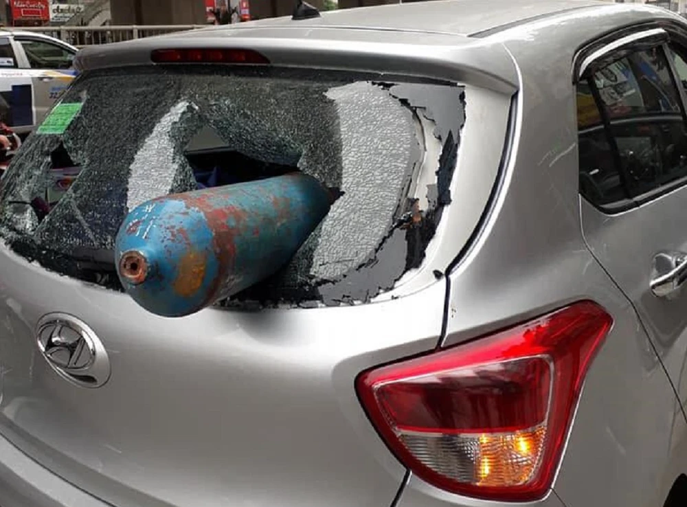Kinh hãi: Đang chạy, ô tô bị bình oxy hàng chục kg xuyên thủng ảnh 1
