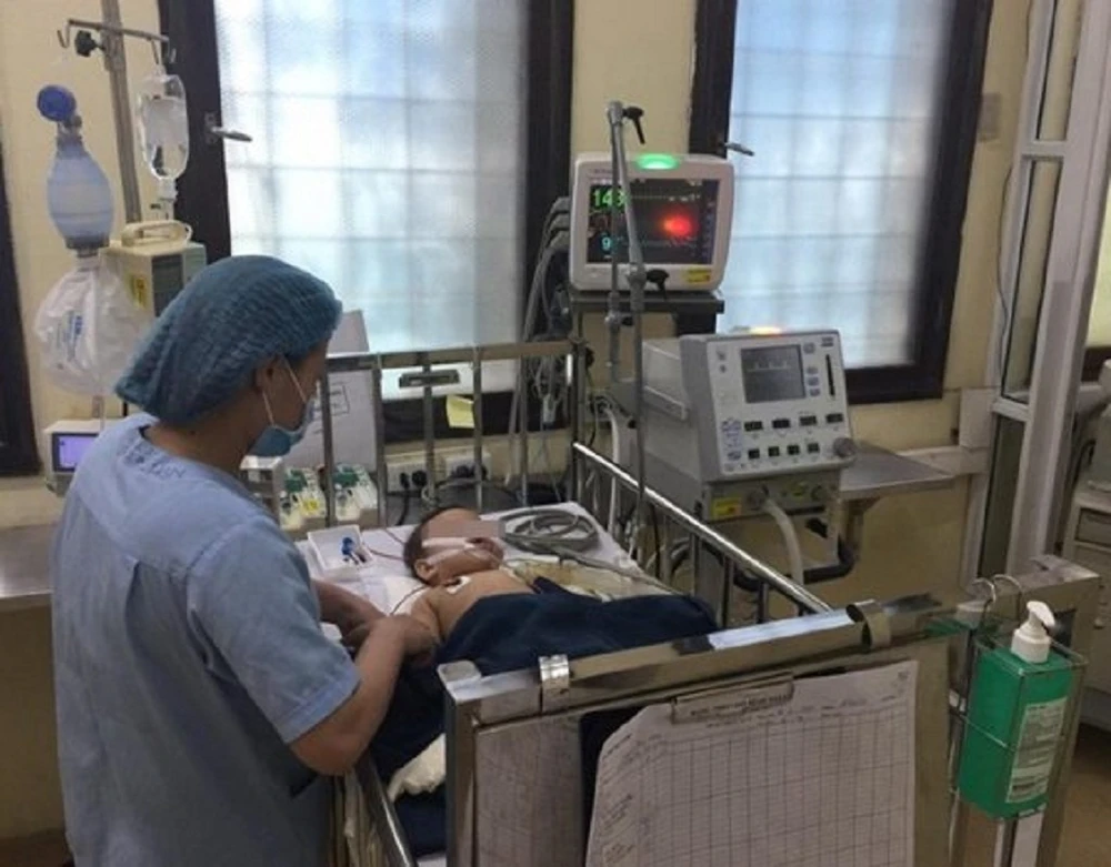 Hy hữu: Bé gái 8 tháng tuổi bị thanh sắt đâm thủng sọ ảnh 1