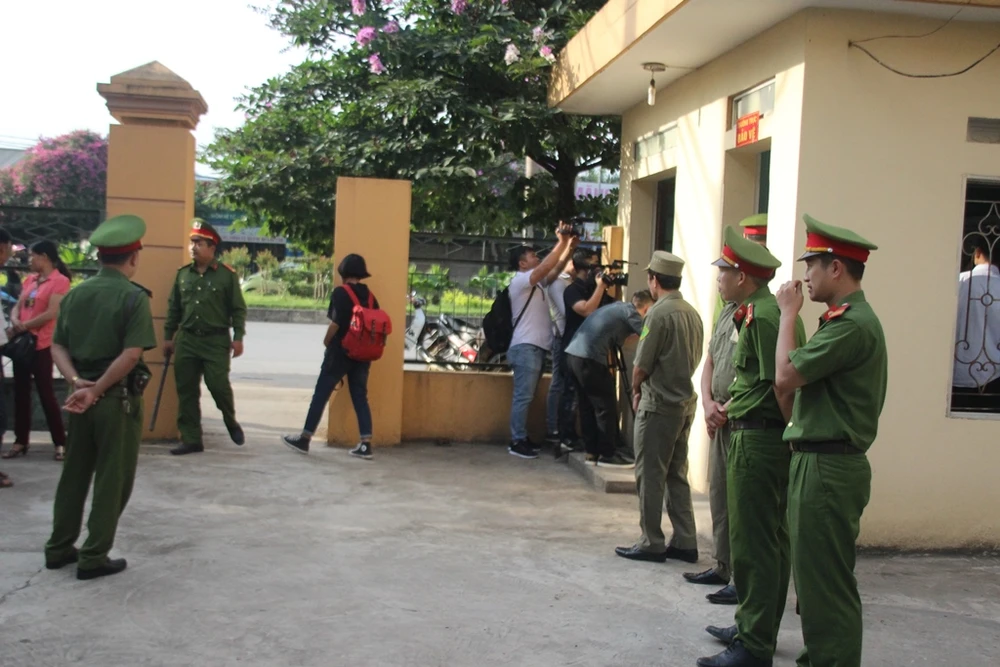 Siết chặt an ninh tại phiên xử bác sĩ Hoàng Công Lương