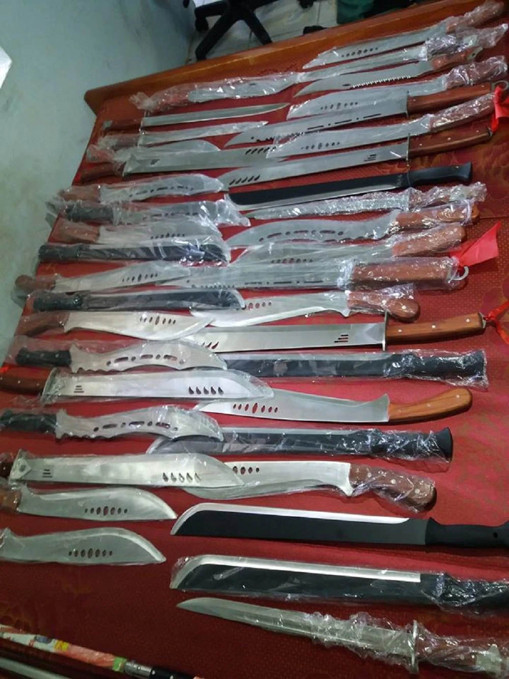 Mang 'kho' dao kiếm rao bán trên Facebook ảnh 2