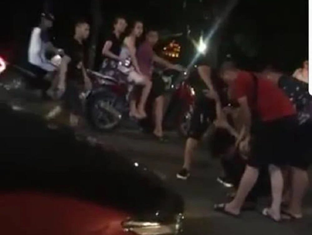 Tạm giữ tài xế rú ga gây náo loạn Hồ Gươm giữa đêm khuya ảnh 1